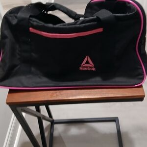 REEBOK DUFFLE BAG TEXTURED Black AND PINK  ..ROOMY!